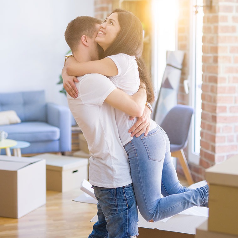 Pärchen freut sich über die neue Wohnung in Passau Pärchen freut sich über die neue Wohnung in Passau